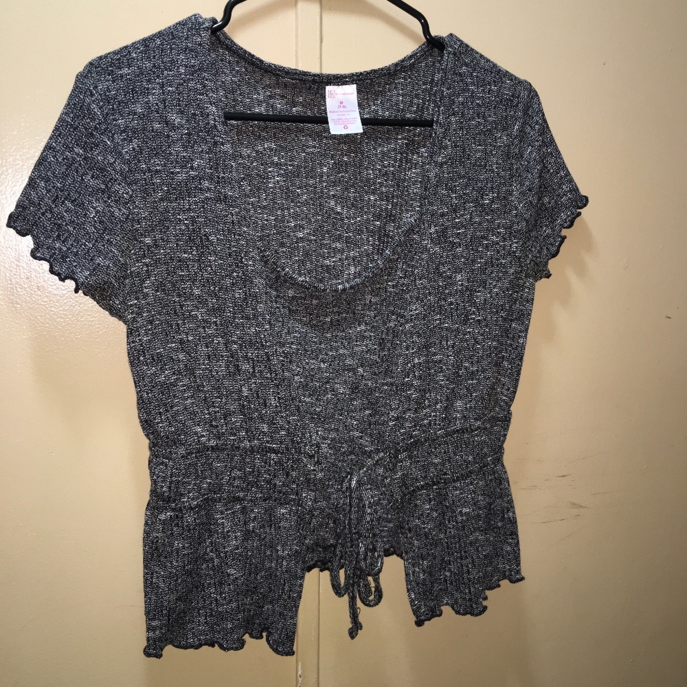 Size medium color black and white